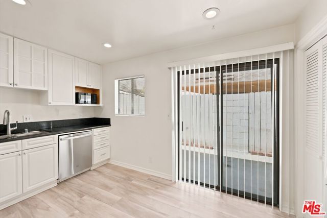14937 Sherman Way 2, Van Nuys (los Angeles), CA 91405