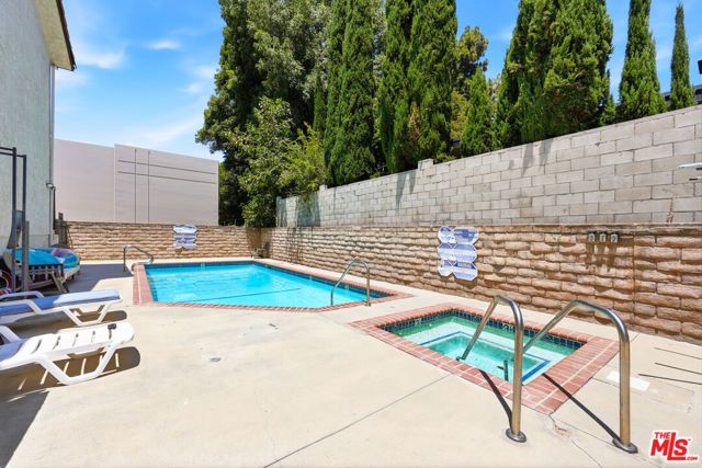 14937 Sherman Way 2, Van Nuys (los Angeles), CA 91405