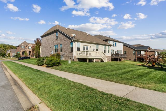 687 Fall Creek Cir, Goodlettsville, TN 37072
