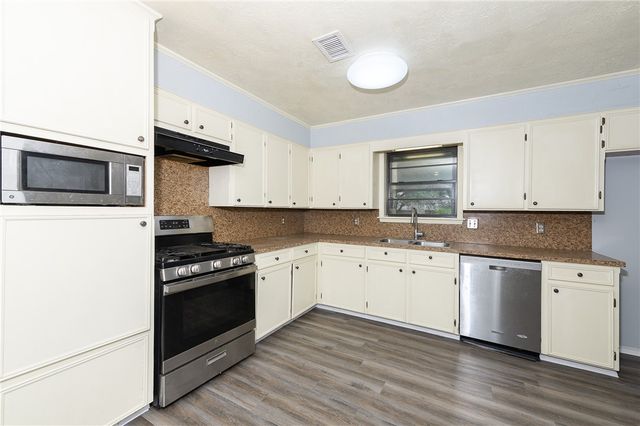 927 Braeswood Drive, Bryan, TX 77803