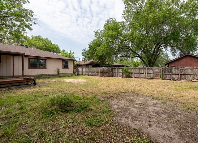 927 Braeswood Drive, Bryan, TX 77803