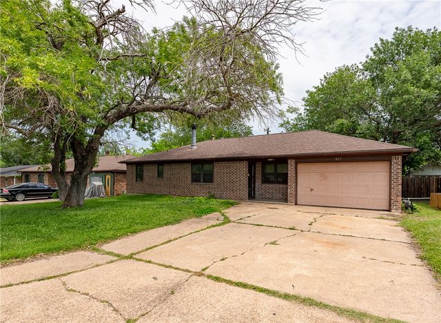 927 Braeswood Drive, Bryan, TX 77803