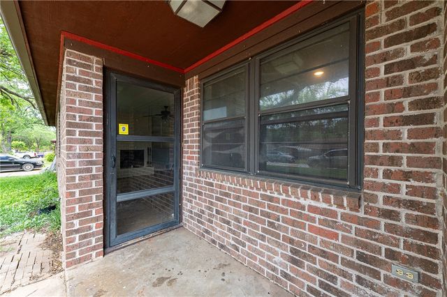 927 Braeswood Drive, Bryan, TX 77803