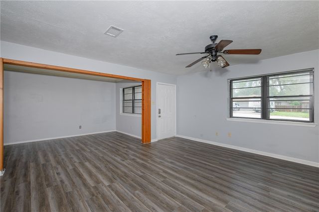 927 Braeswood Drive, Bryan, TX 77803