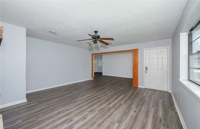 927 Braeswood Drive, Bryan, TX 77803