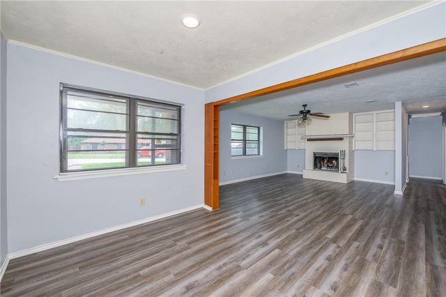 927 Braeswood Drive, Bryan, TX 77803