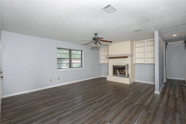 927 Braeswood Drive, Bryan, TX 77803