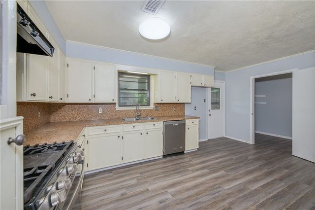 927 Braeswood Drive, Bryan, TX 77803