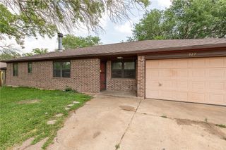927 Braeswood Drive, Bryan, TX 77803