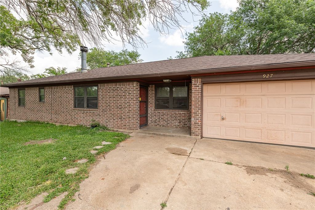 927 Braeswood Drive, Bryan, TX 77803