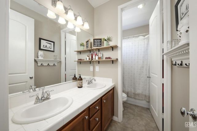 5604 Segovia Way, Bakersfield, CA 93306