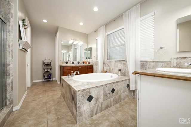 5604 Segovia Way, Bakersfield, CA 93306