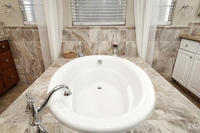 5604 Segovia Way, Bakersfield, CA 93306