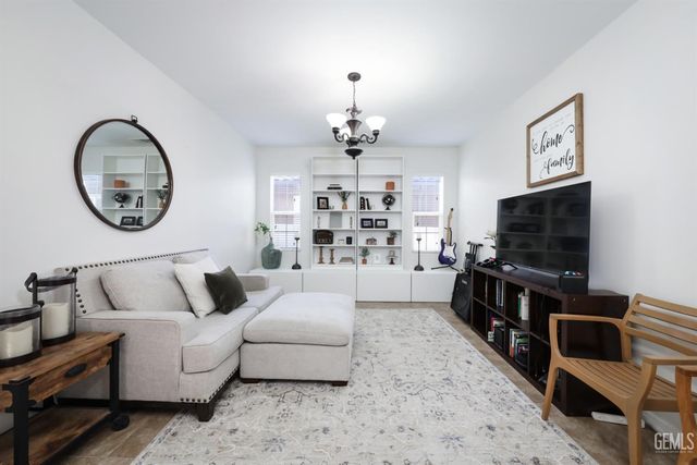 5604 Segovia Way, Bakersfield, CA 93306