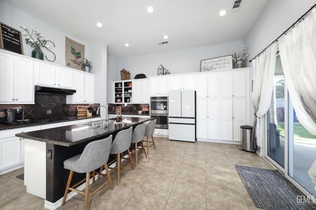 5604 Segovia Way, Bakersfield, CA 93306