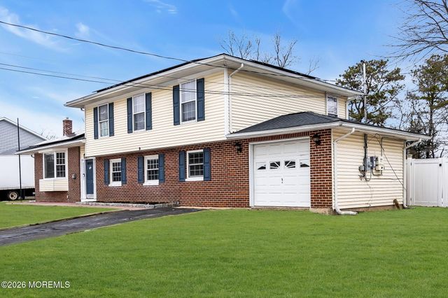 9 Chatham Drive, Howell, NJ 07731