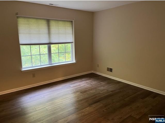 6-3 Vernon Court, Waldwick, NJ 07463