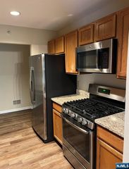 6-3 Vernon Court, Waldwick, NJ 07463