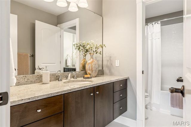 1007 Devonworth Manor Way, Town And Country, MO 63017