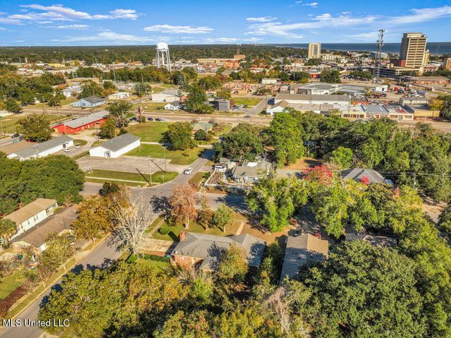 1525 S 31st Avenue, Gulfport, MS 39501