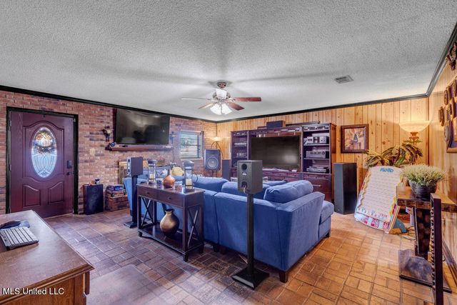 1525 S 31st Avenue, Gulfport, MS 39501