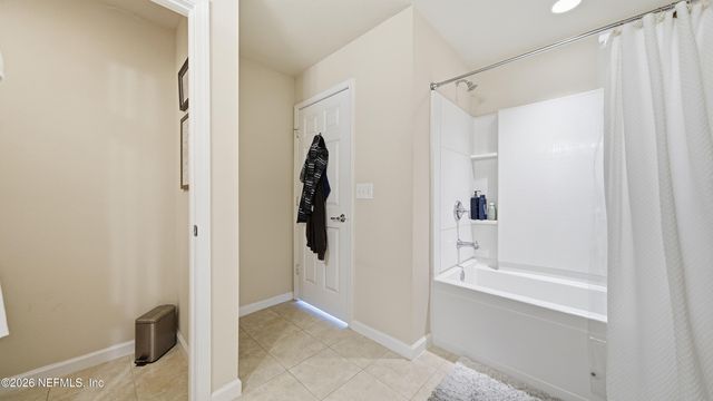 6910 ROUNDLEAF Drive, Jacksonville, FL 32258