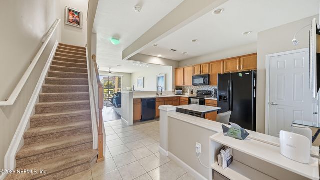 6910 ROUNDLEAF Drive, Jacksonville, FL 32258