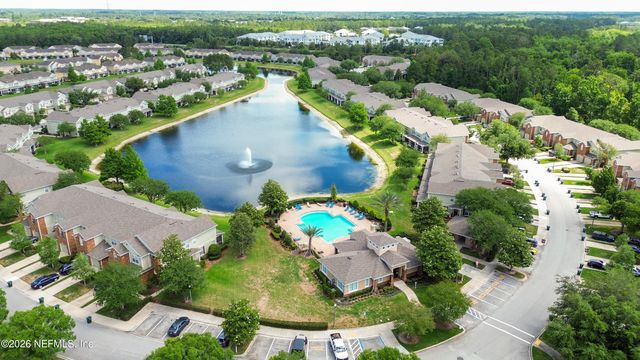 6910 ROUNDLEAF Drive, Jacksonville, FL 32258