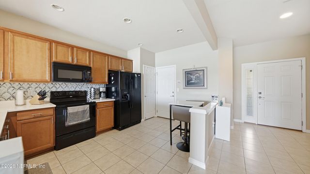 6910 ROUNDLEAF Drive, Jacksonville, FL 32258