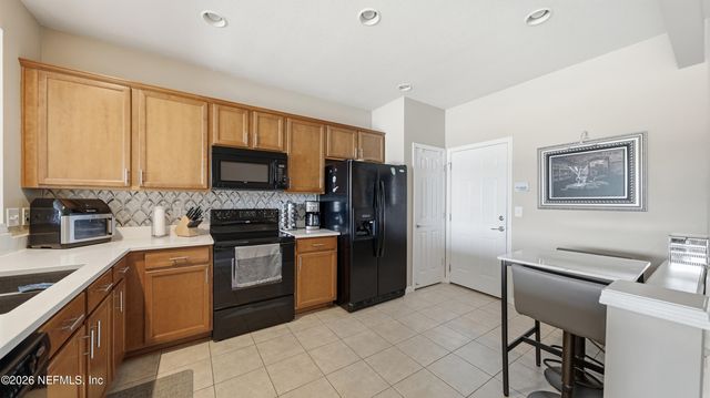 6910 ROUNDLEAF Drive, Jacksonville, FL 32258
