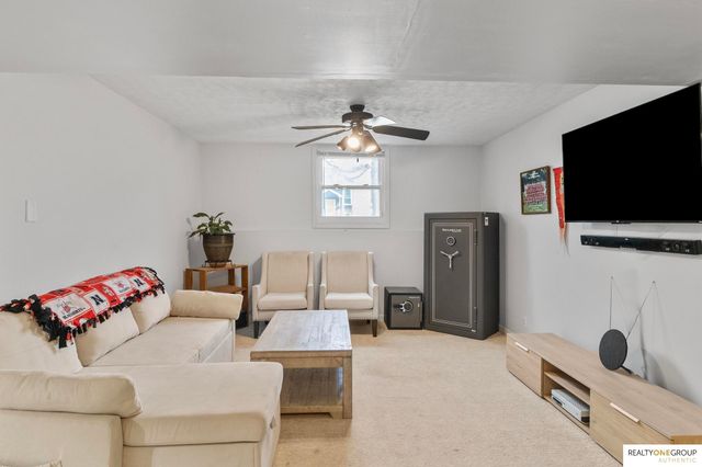 1410 Beechwood Avenue, Papillion, NE 68133