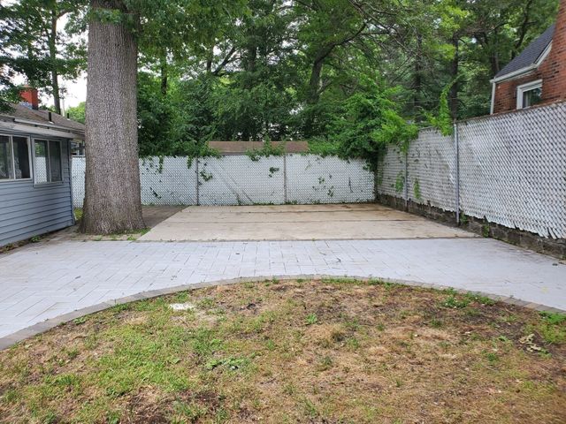 725 Bay St, Springfield, MA 01109