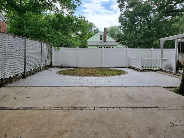 725 Bay St, Springfield, MA 01109