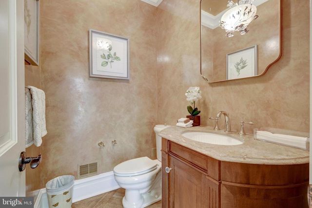 8014 GREENWICH WOODS DR, Mclean, VA 22102