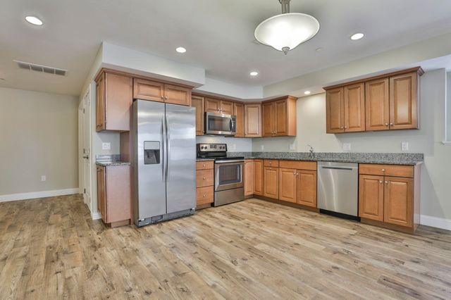 3 Abby Ln Apt 1, Milford, NH 03055