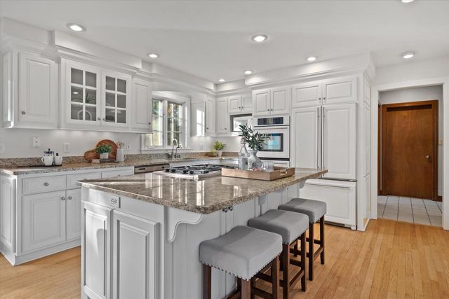 11019 N Wyngate TRACE, Mequon, WI 53092