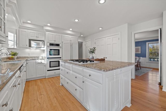 11019 N Wyngate TRACE, Mequon, WI 53092