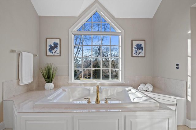 11019 N Wyngate TRACE, Mequon, WI 53092