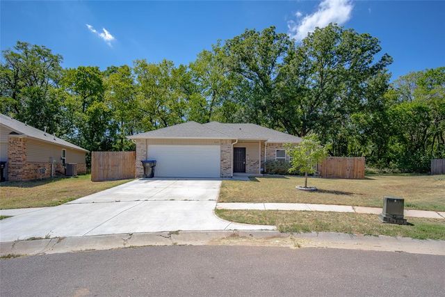 822 Highgarden Circle, Noble, OK 73068
