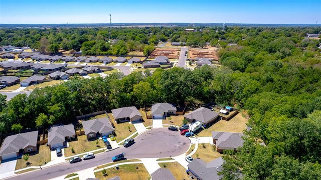 822 Highgarden Circle, Noble, OK 73068