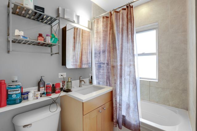 7401 N Hoyne Avenue 3, Chicago, IL 60645