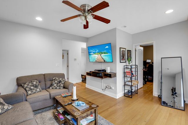 7401 N Hoyne Avenue 3, Chicago, IL 60645