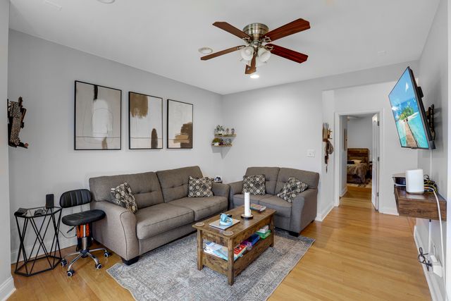 7401 N Hoyne Avenue 3, Chicago, IL 60645