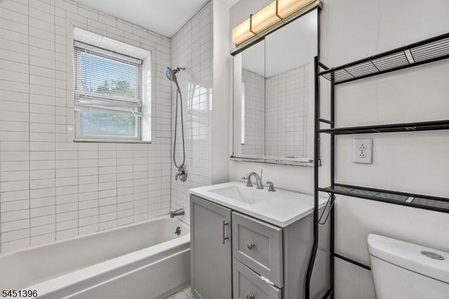 19 Lyons Ave 204, Newark City, NJ 07112