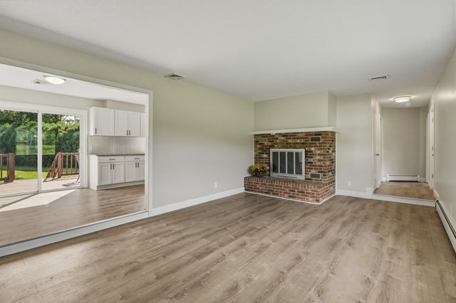 27 Huntington Rd, Hadley, MA 01035