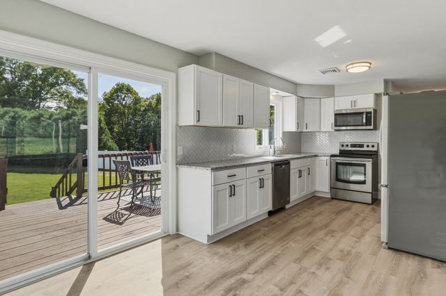 27 Huntington Rd, Hadley, MA 01035