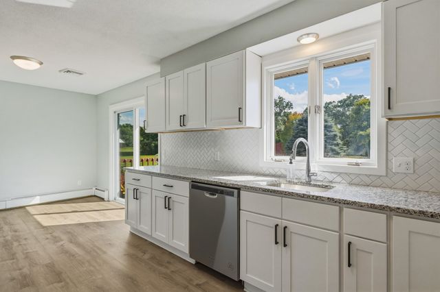 27 Huntington Rd, Hadley, MA 01035