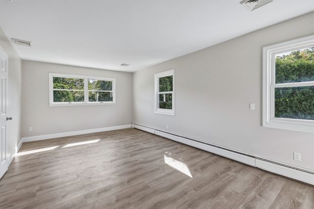 27 Huntington Rd, Hadley, MA 01035