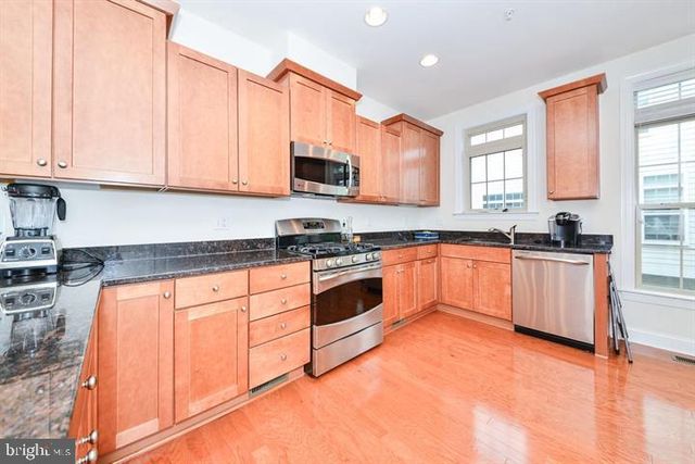 402 N THOMAS ST, Arlington, VA 22203