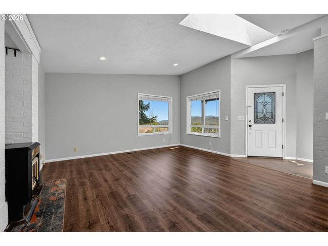 815 S 72ND St, Springfield, OR 97478
